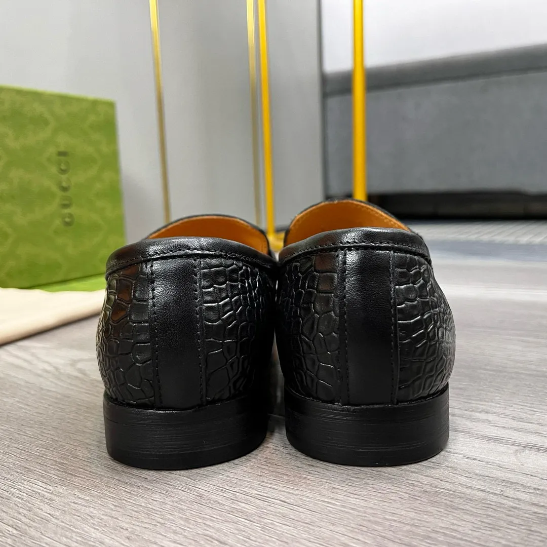 Ex-factory price: 480💰-(Gucci) men’s loafers! Genuine molded horsebit, a classic must-have for your shoe cabinet! The feet are particularly delicate! This Gucci original version is a set last, and we are consistent with the counter! Therefore, it is more comfortable in terms of last shape and comfort! Take it to the counter and compare at will! Good shoes are more than just what they make! But grasp the essence from the inside out! Material: Imported first-layer cowhide! Genuine leather outsole imported from Italy, size: 39-44 (38/45 customized, non-refundable)